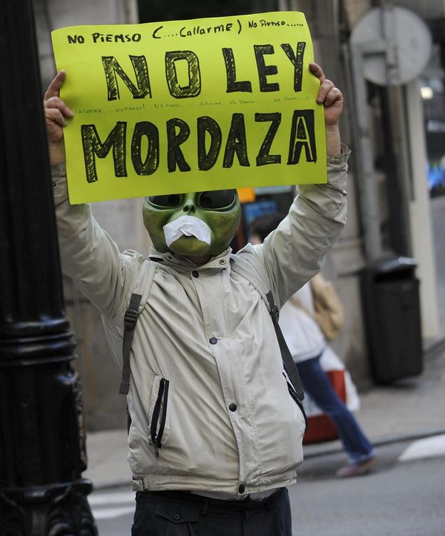 Foto: Un manifestante en contra de la Ley de Seguridad Ciudadana. (Reuters)