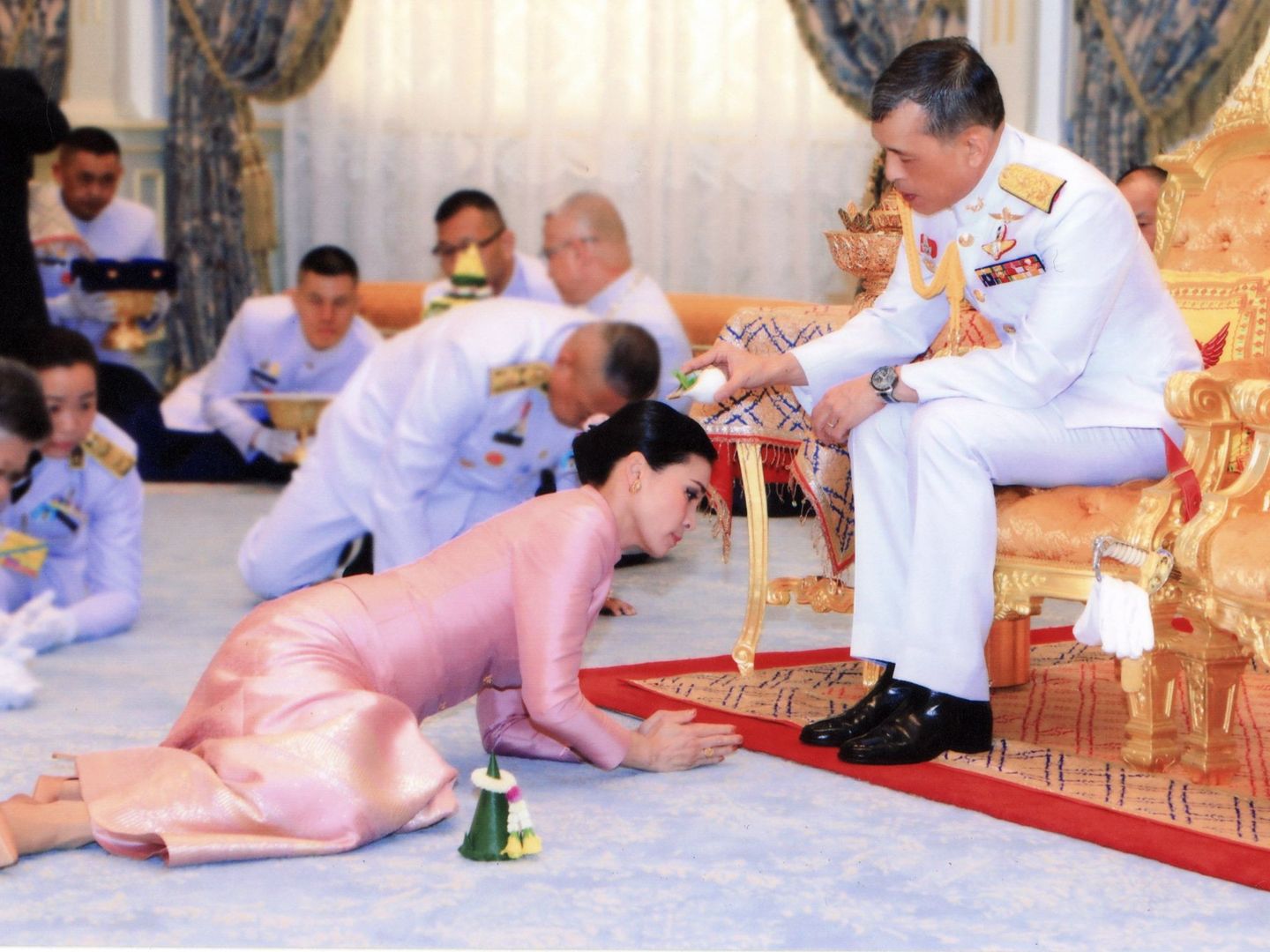 El rey de Tailandia durante un ritual con su esposa, días antes de su coronación. (EFE)