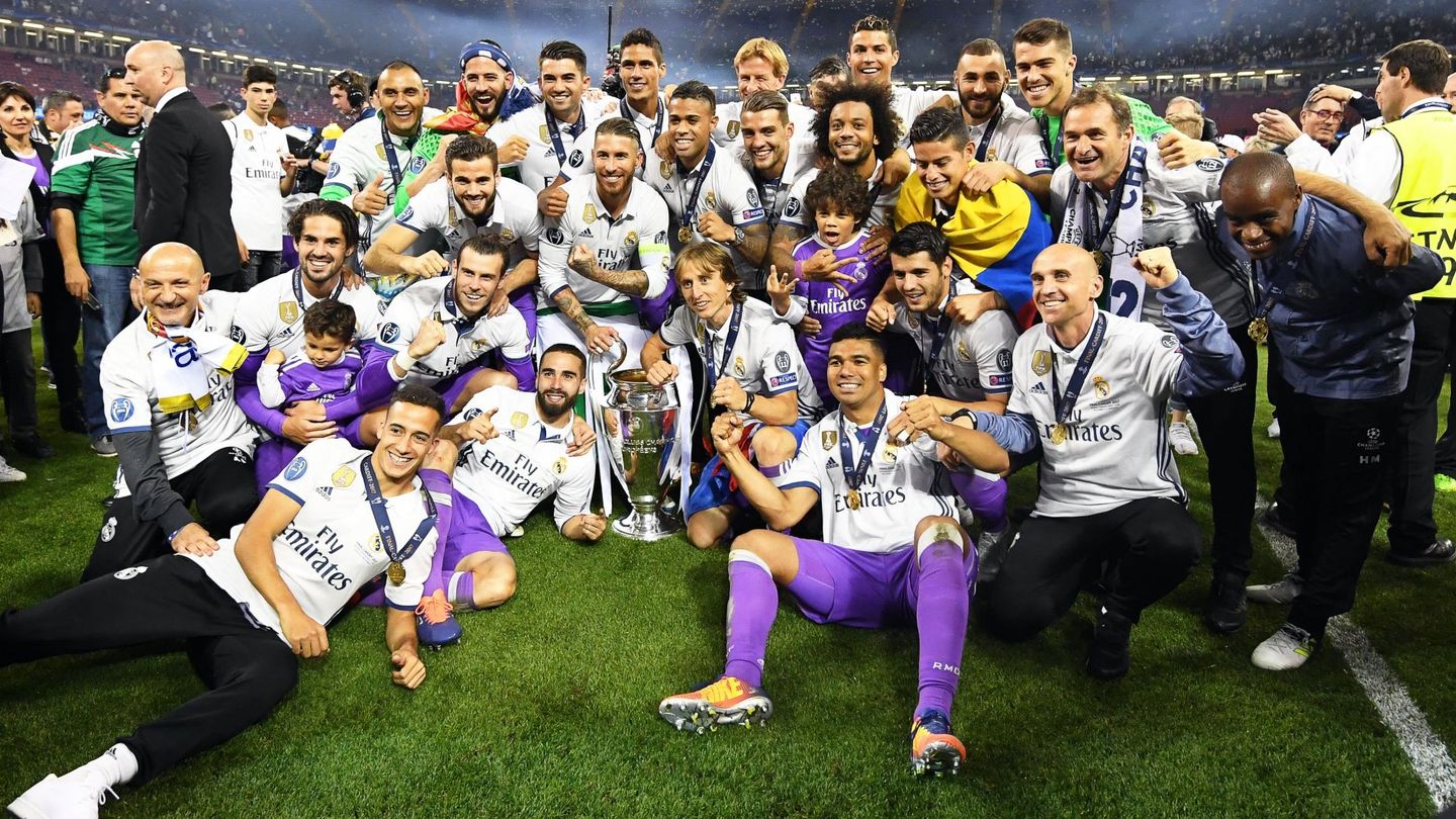 Los jugadores del Real Madrid celebran la victoria posando junto a la copa de la UEFA Champions League. (EFE)