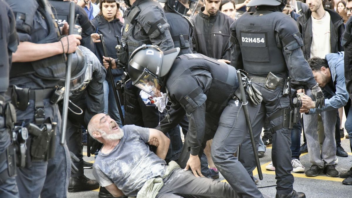 Siete 'mossos' heridos durante la protesta contra el desfile de Louis Vuitton en Barcelona