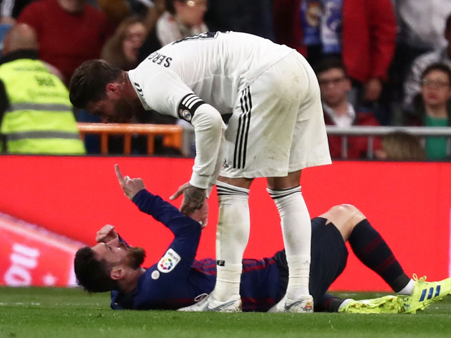 Messi y Ramos discuten tras el golpe del madridista al azulgrana. (Reuters)