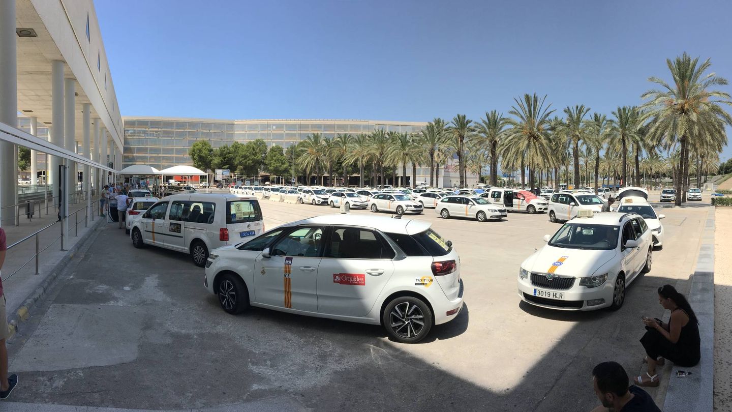 Una hilera de taxis espera a los viajeros que no llegan en el aeropuerto de Palma. (D.B.)