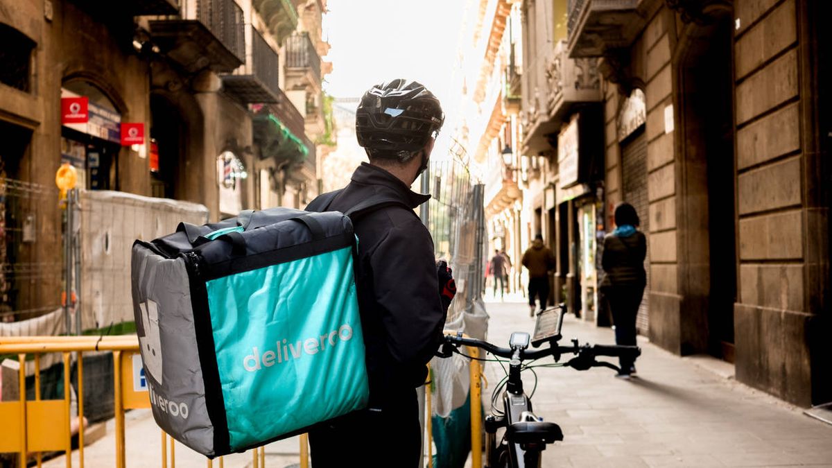 500 'riders' contra Deliveroo: el macrojuicio que puede acabar con las 'apps' de reparto