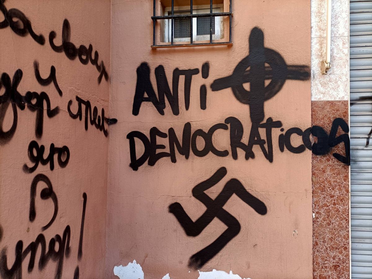 Foto: Pintada neonazi en la plaza en la que se reúnen los ultras. (P.D.A.)