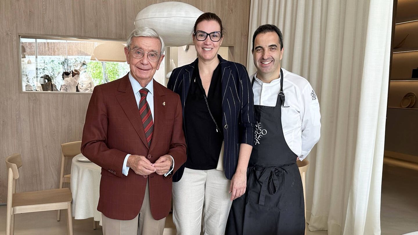 Rafael Ansón con Montse Abellá y Óscar Velasco, en el restaurante que abrieron los chefs el pasado verano. (Rafael Ansón)