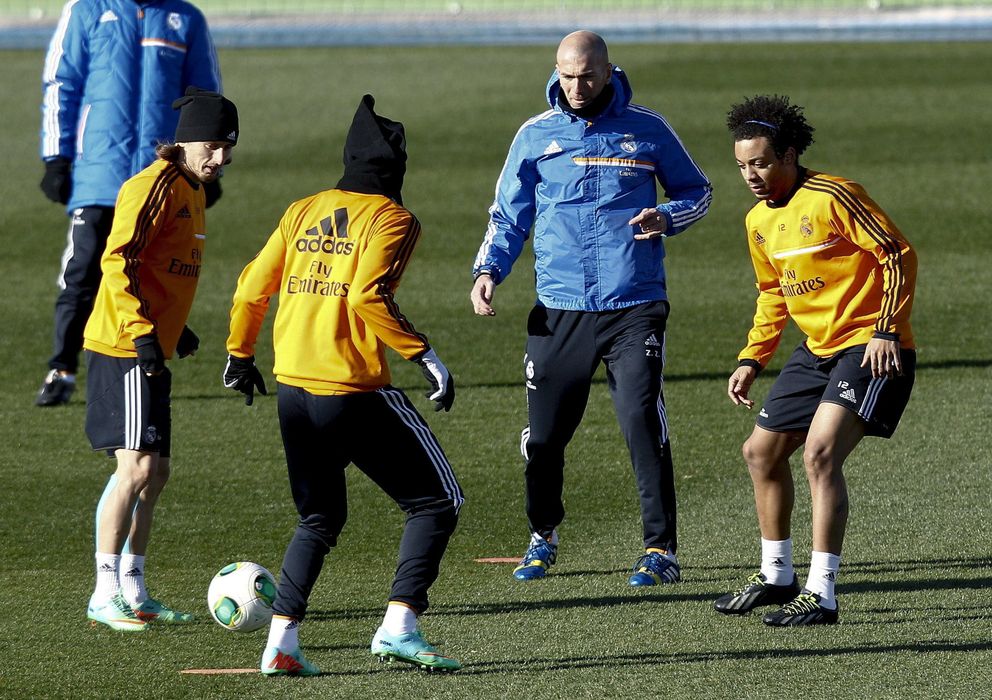 Foto: Modric y Marcelo junto a Zidane durante el entrenamiento (Efe).