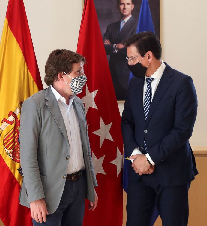 El alcalde de Madrid, José Luis Martínez-Almeida (i), recibe al regidor de Granada, Luis Salvador, el pasado 15 de julio. (EFE)