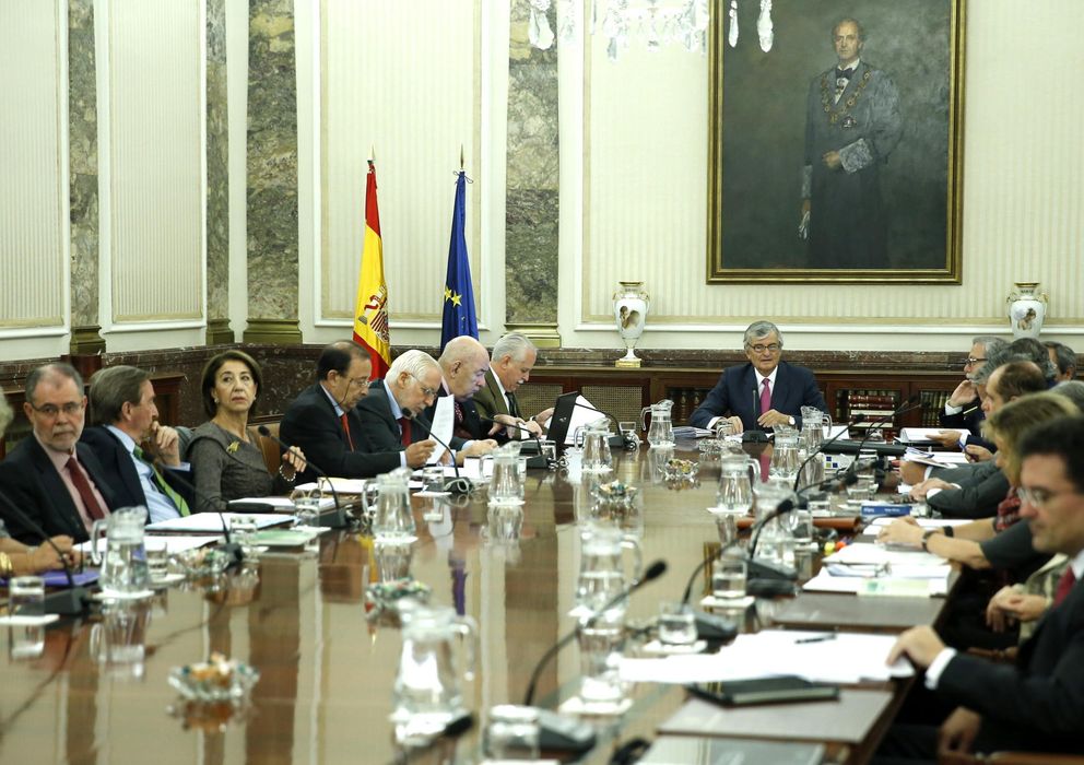 Foto: El fiscal general del Estado, Eduardo Torres-Dulce (fondo-c), al inicio de la reunión de la Junta de Fiscales de Sala. (EFE)