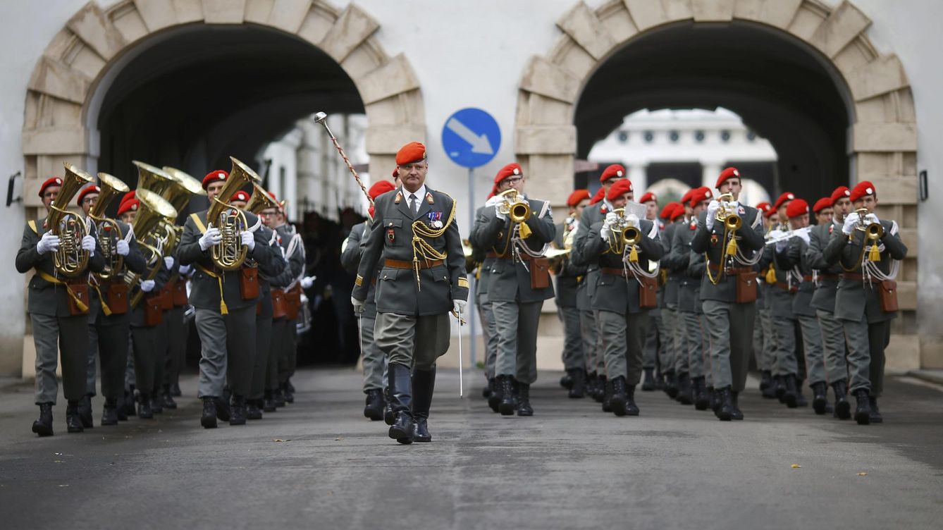 Foto: Desfile de las fuerzas armadas de Austria, en Viena. (Reuters/Leonhard Foeger)