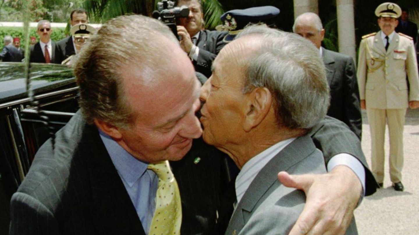 El rey Juan Carlos le da un abrazo al rey Hassan II de Marruecos. (EFE)