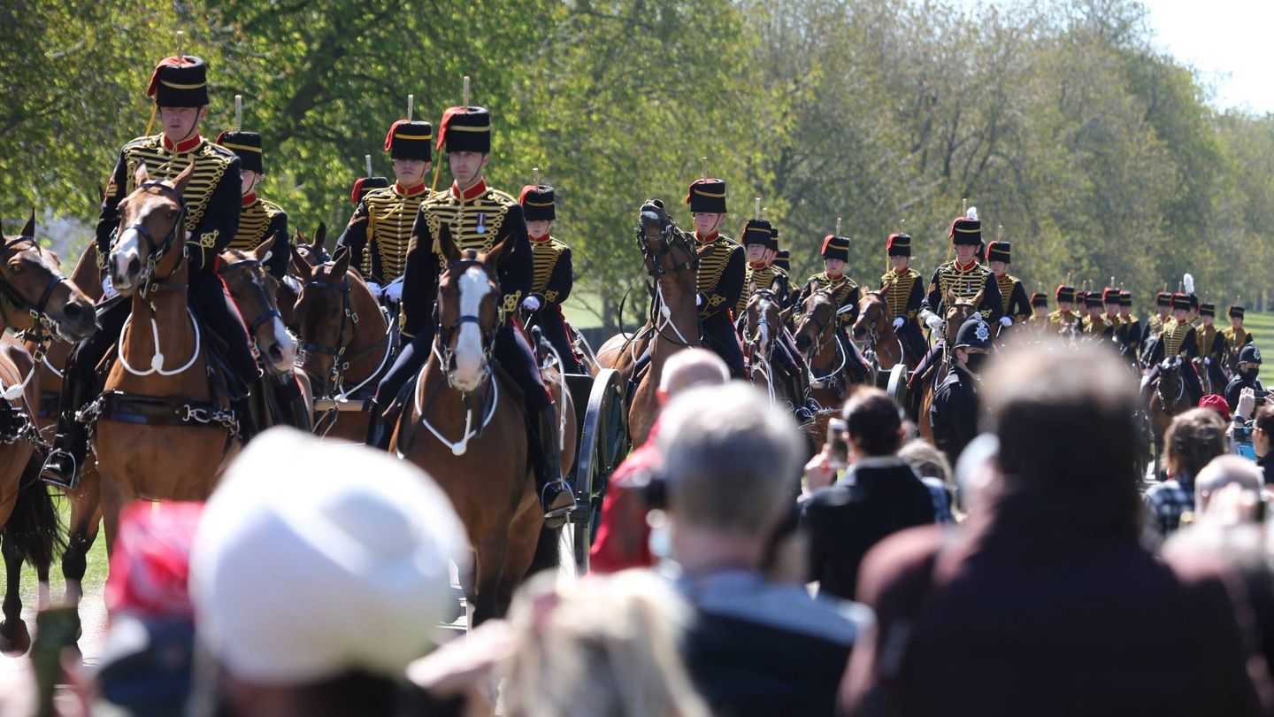 Soldados a caballo entrando en el castillo de Windsor. (Cordon Press)