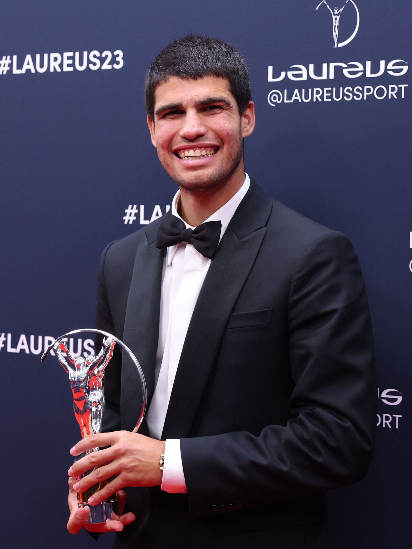Carlos Alcaraz posa con su trofeo. (Reuters/Johanna Geron)