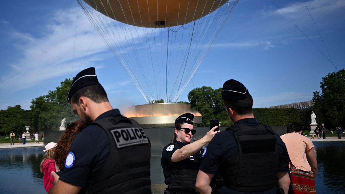 La policía patrulla por París intensamente. (Reuters/Dylan Martínez)