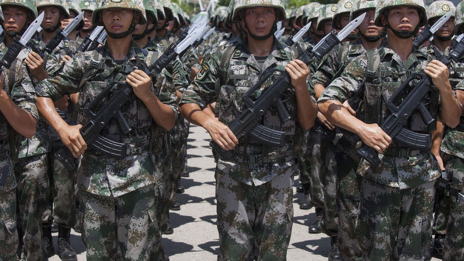 Foto: Soldados del Ejército Popular de Liberación de China durante una ceremonia militar en Hong Kong. (Reuters)