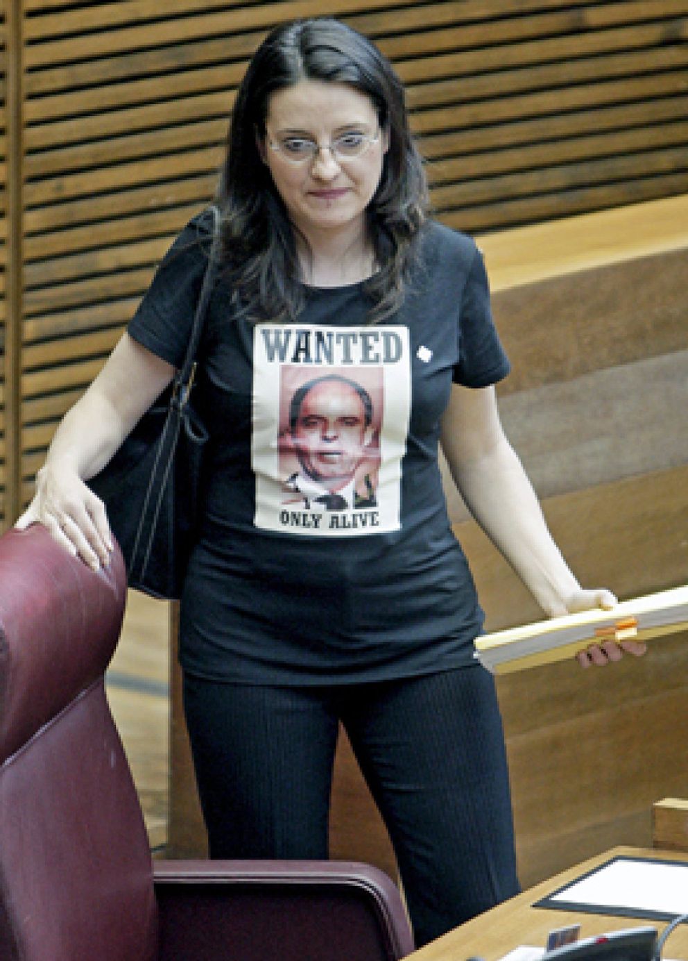 Foto: Una diputada valenciana, expulsada del pleno por llevar una camiseta de "Se busca" a Camps