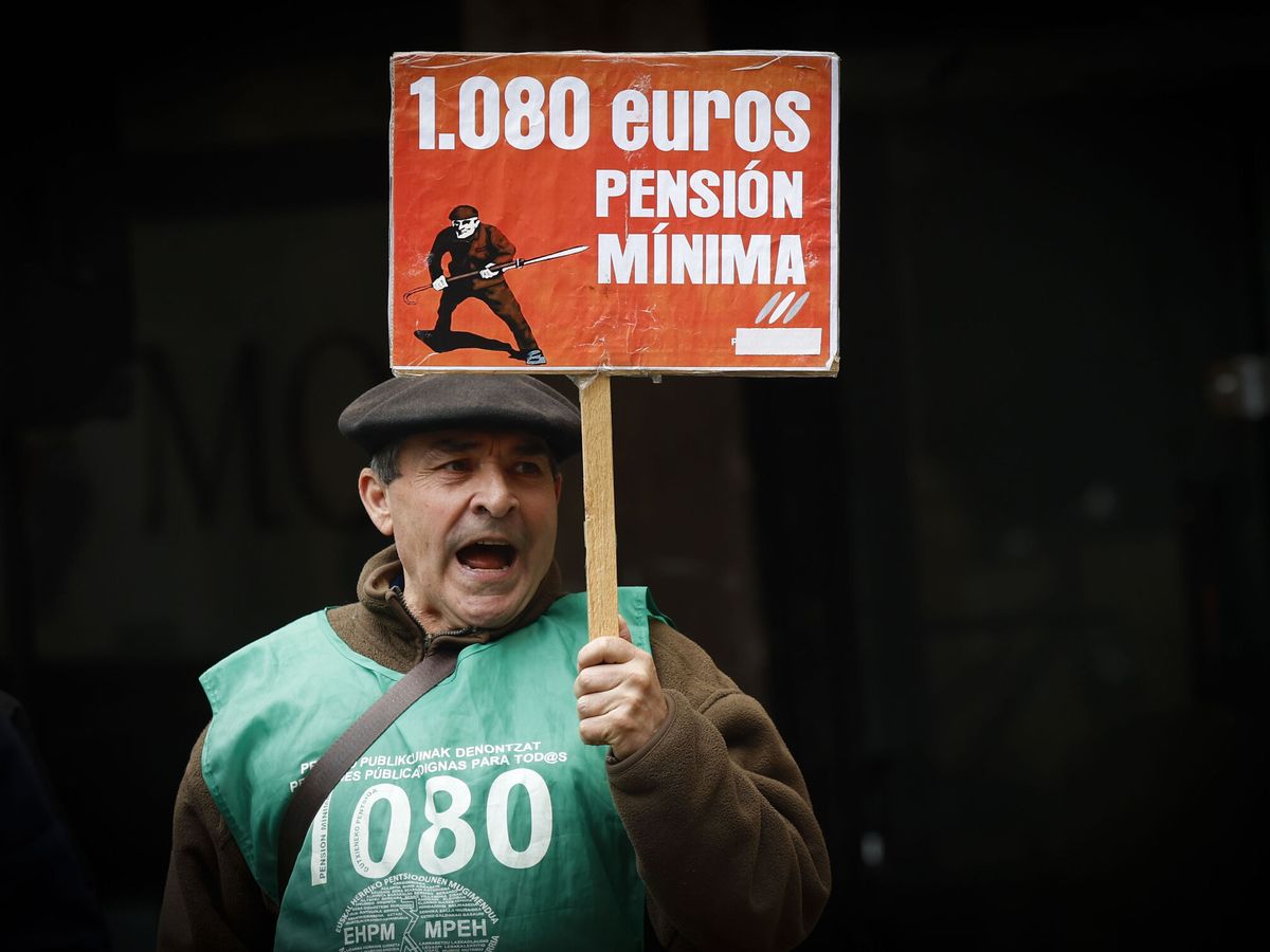 Foto: Manifestación del Movimiento de Pensionistas en Pamplona. (EFE/Villar López)
