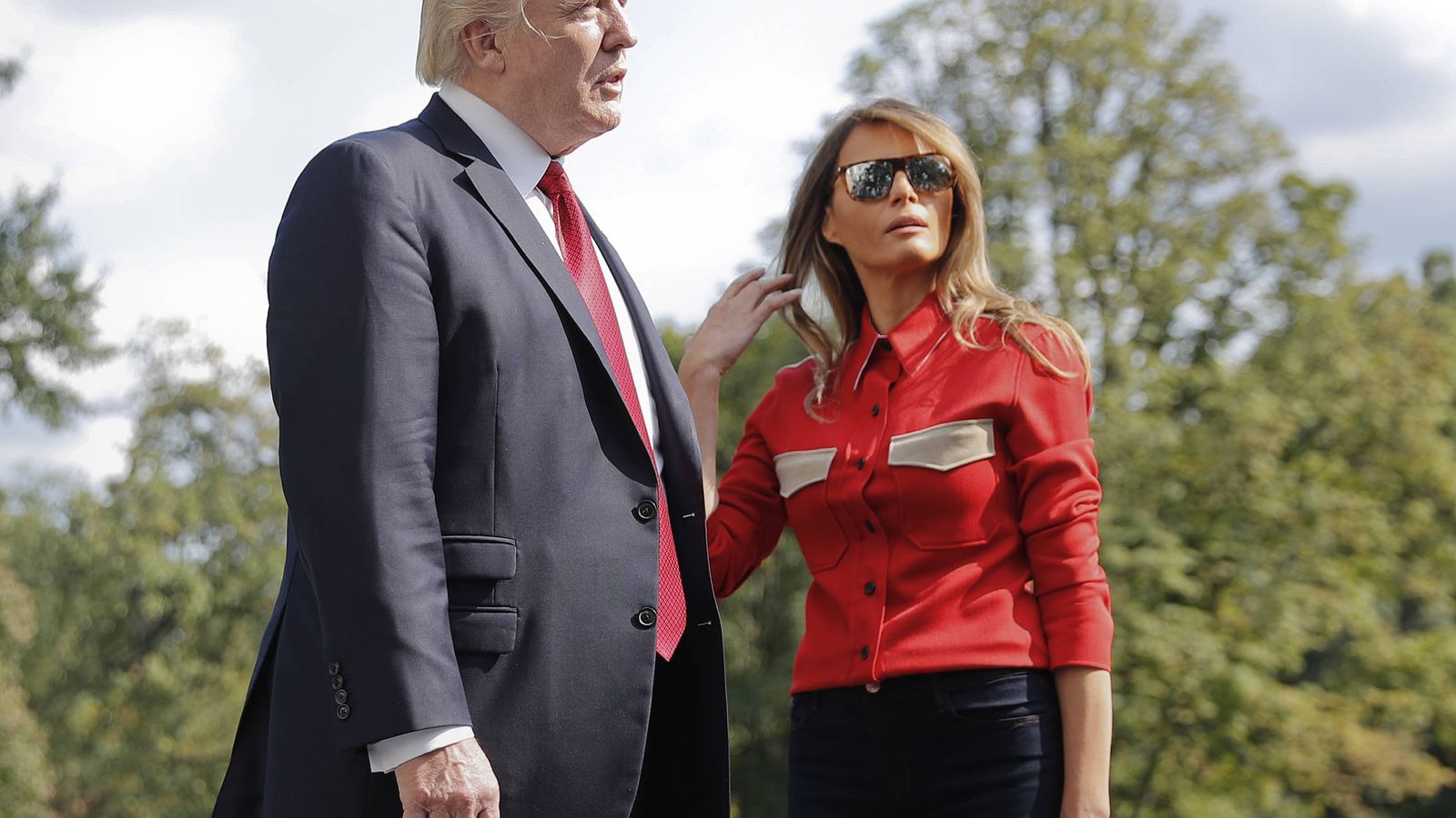 Foto: Donald Trump y Melania con su camisa de la polémica. (Gtres)