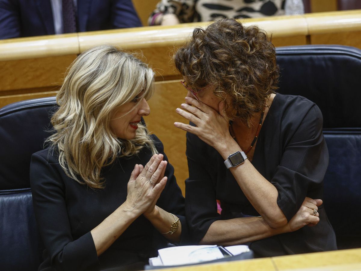 Foto: Yolanda Díaz (i) y María Jesús Montero en el Senado la semana pasada. (EFE/Rodrigo Jiménez)