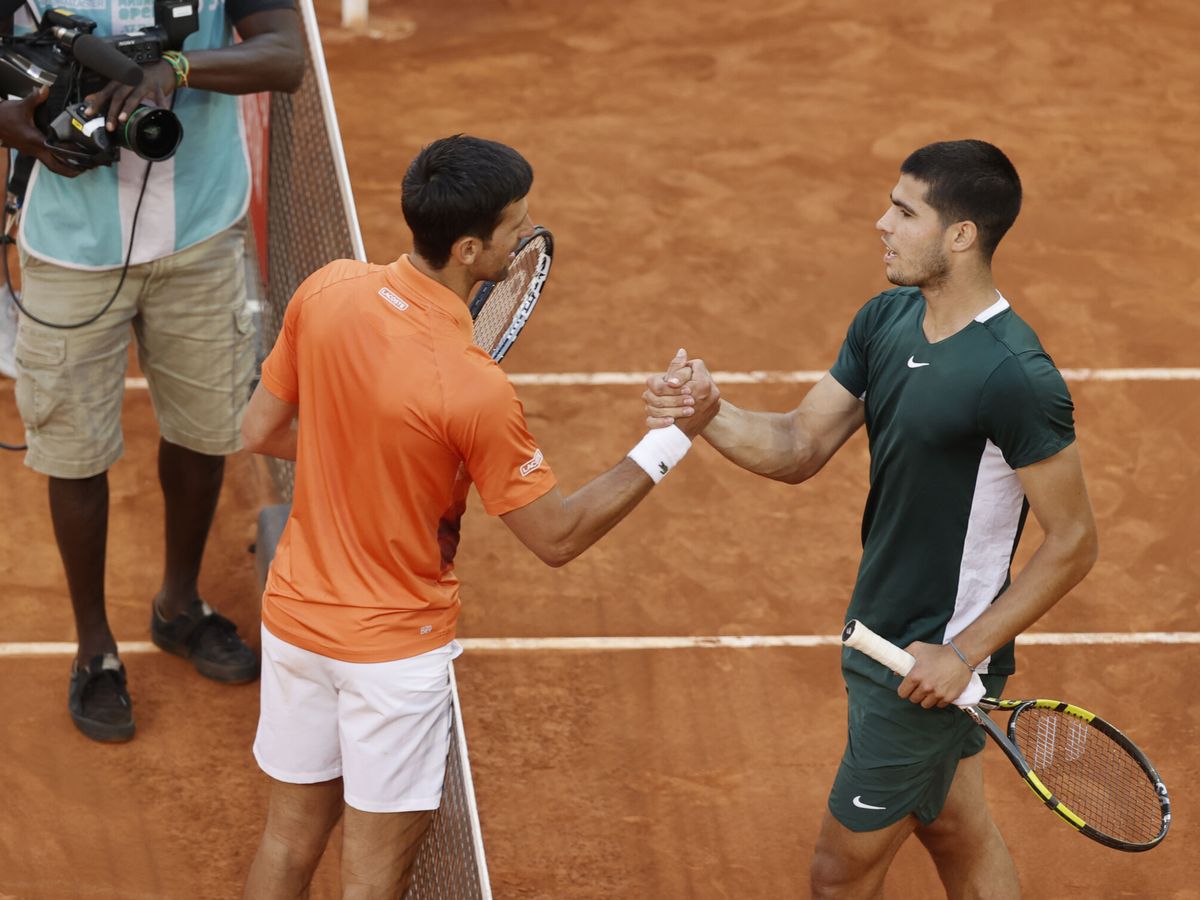 Foto: Carlos Alcaraz y Novak Djokovic, durante el Mutua Madrid Open 2022. (EFE/Emilio Naranjo).