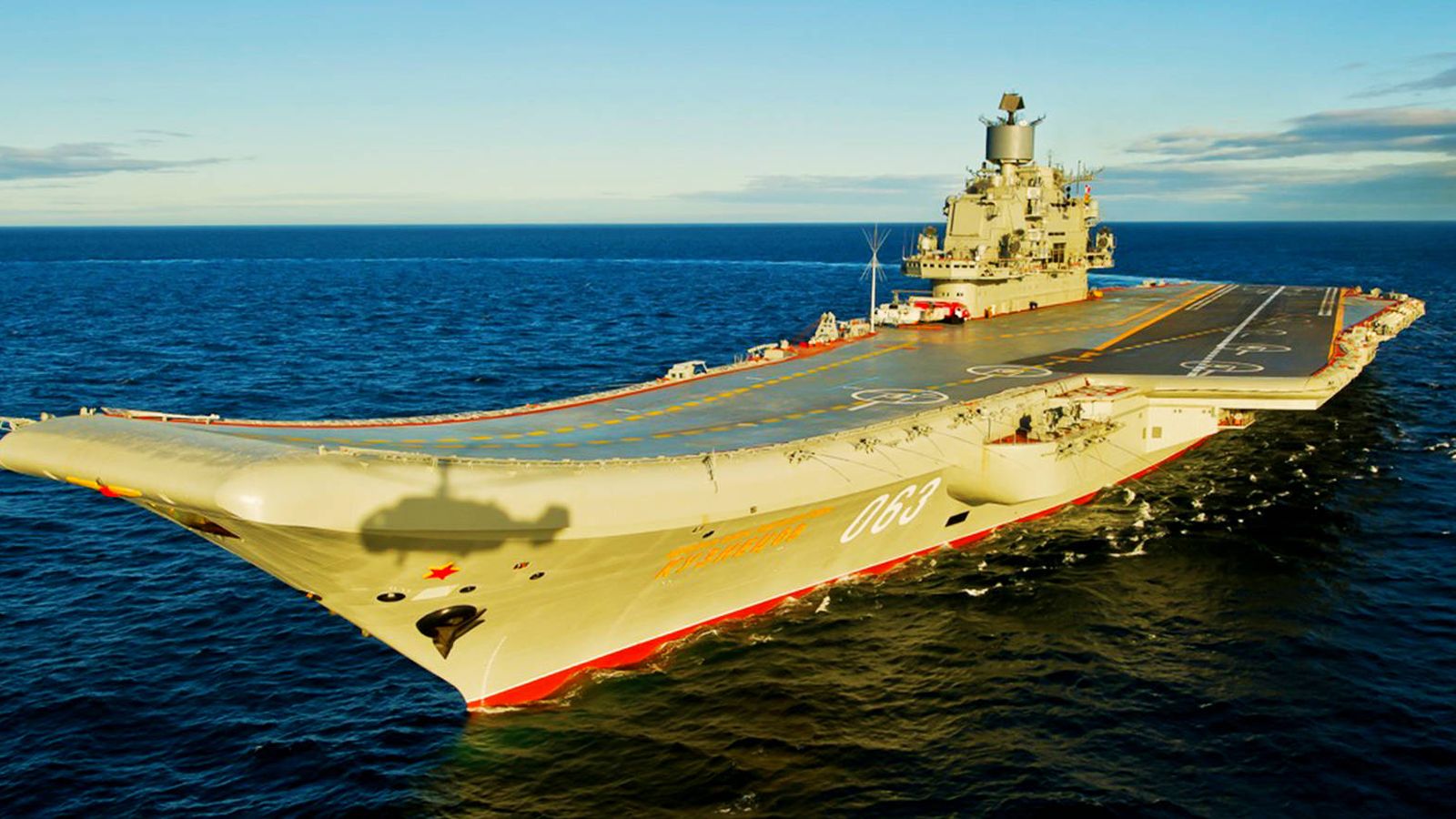 Foto: El portaaviones 'Almirante Kuznetsov', el mayor buque de guerra ruso que tenía previsto atracar en el puerto de Ceuta.