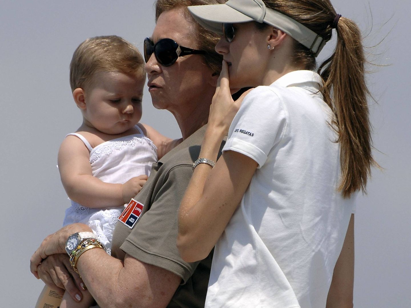 Leonor, con la reina Sofía y Letizia en 2006. (Getty)