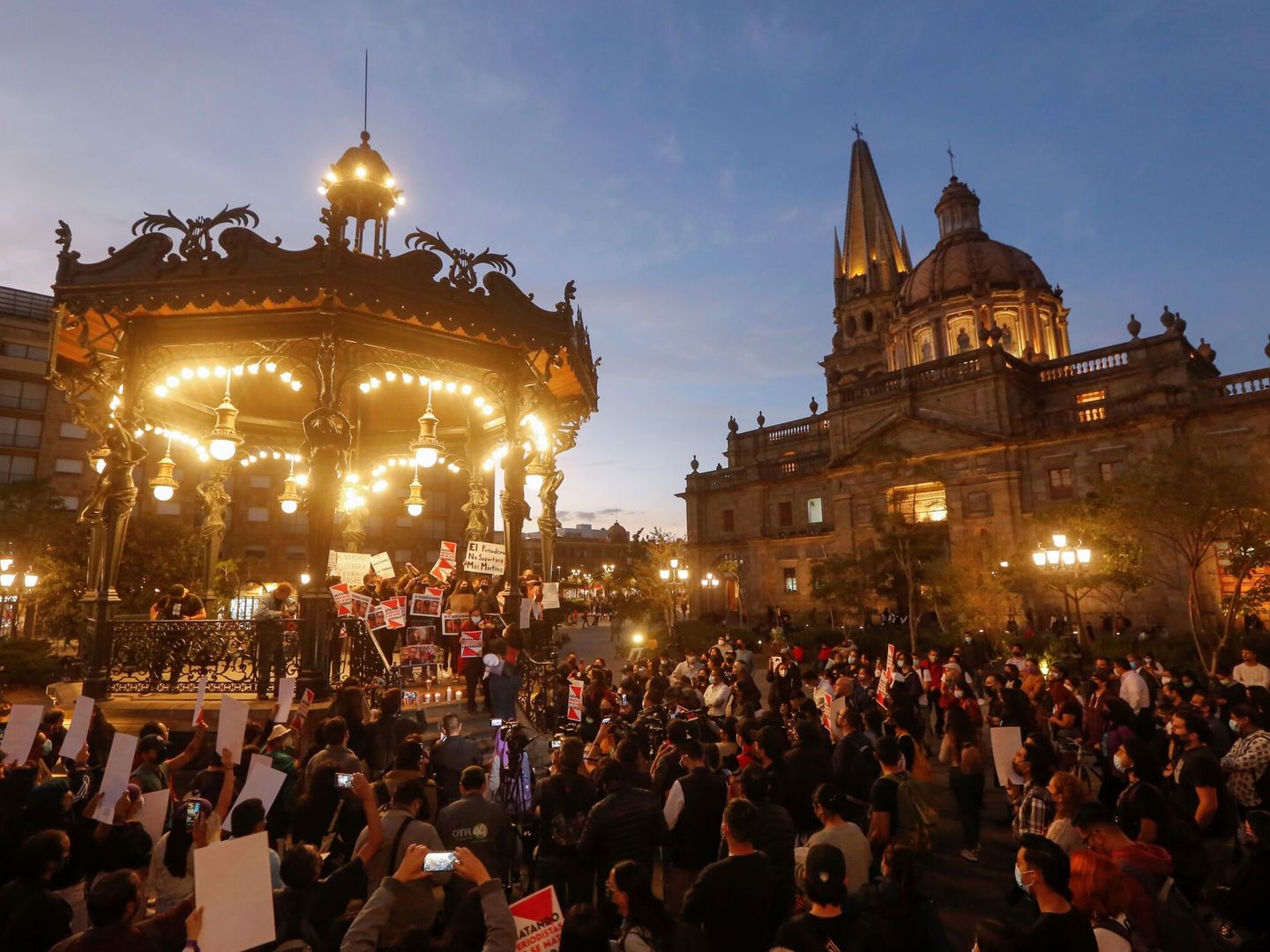 Periodistas de diferentes medios de comunicación protestan en Guadalajara, estado Jalisco (México). (EFE/Francisco Guasco)