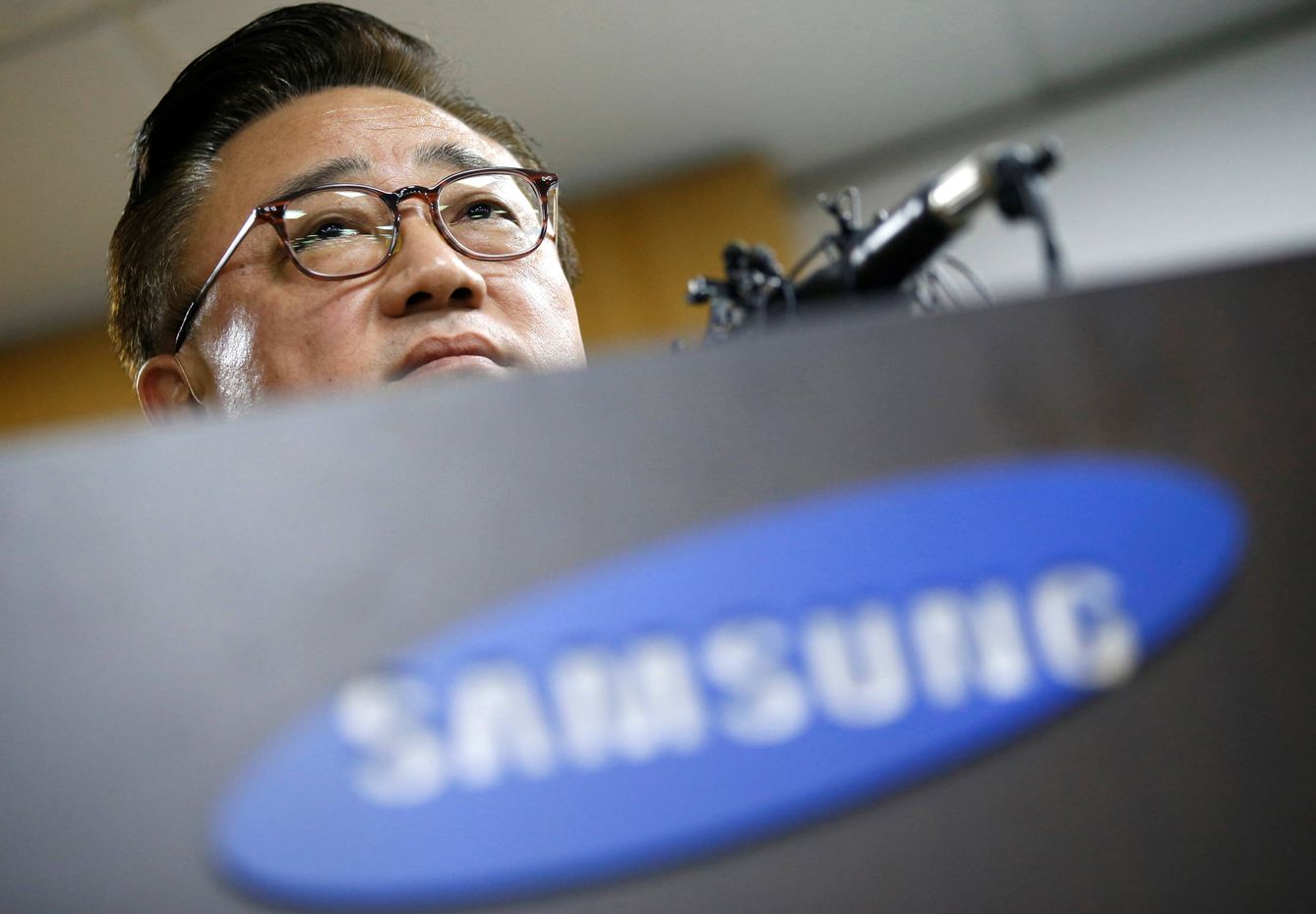 Koh Dong-jin, presidente de Samsung Electronics? Mobile, en la rueda de prensa en Seúl el pasado 2 de septiembre en la que la compañía anunció la decisión de detener las ventas mundiales del Galaxy Note 7. (Reuters)