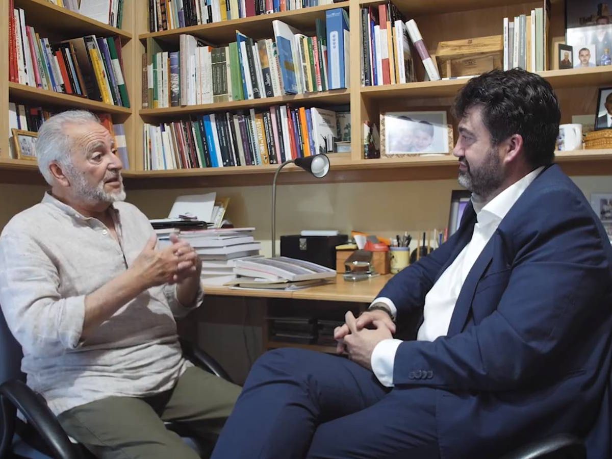 Foto: Julio Anguita charla con Carlos Sánchez Mato en su domicilio de Córdoba. (EC)