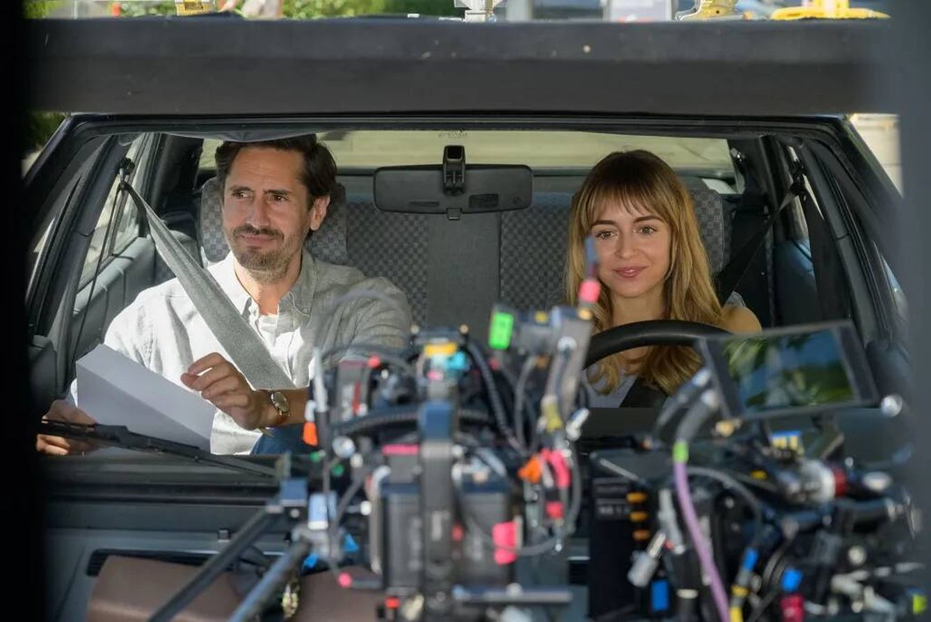 Juan Diego Botto y Lucía Caraballo en la serie de HBO 'No me gusta conducir'. (HBO)