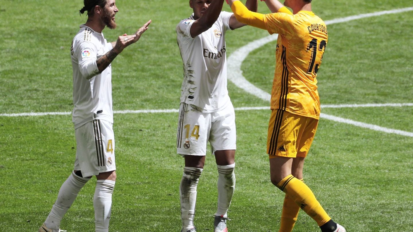 Courtois (d), Casemiro (c) y Sergio Ramos celebran la victoria ante el Athletic de Bilbao. (EFE)