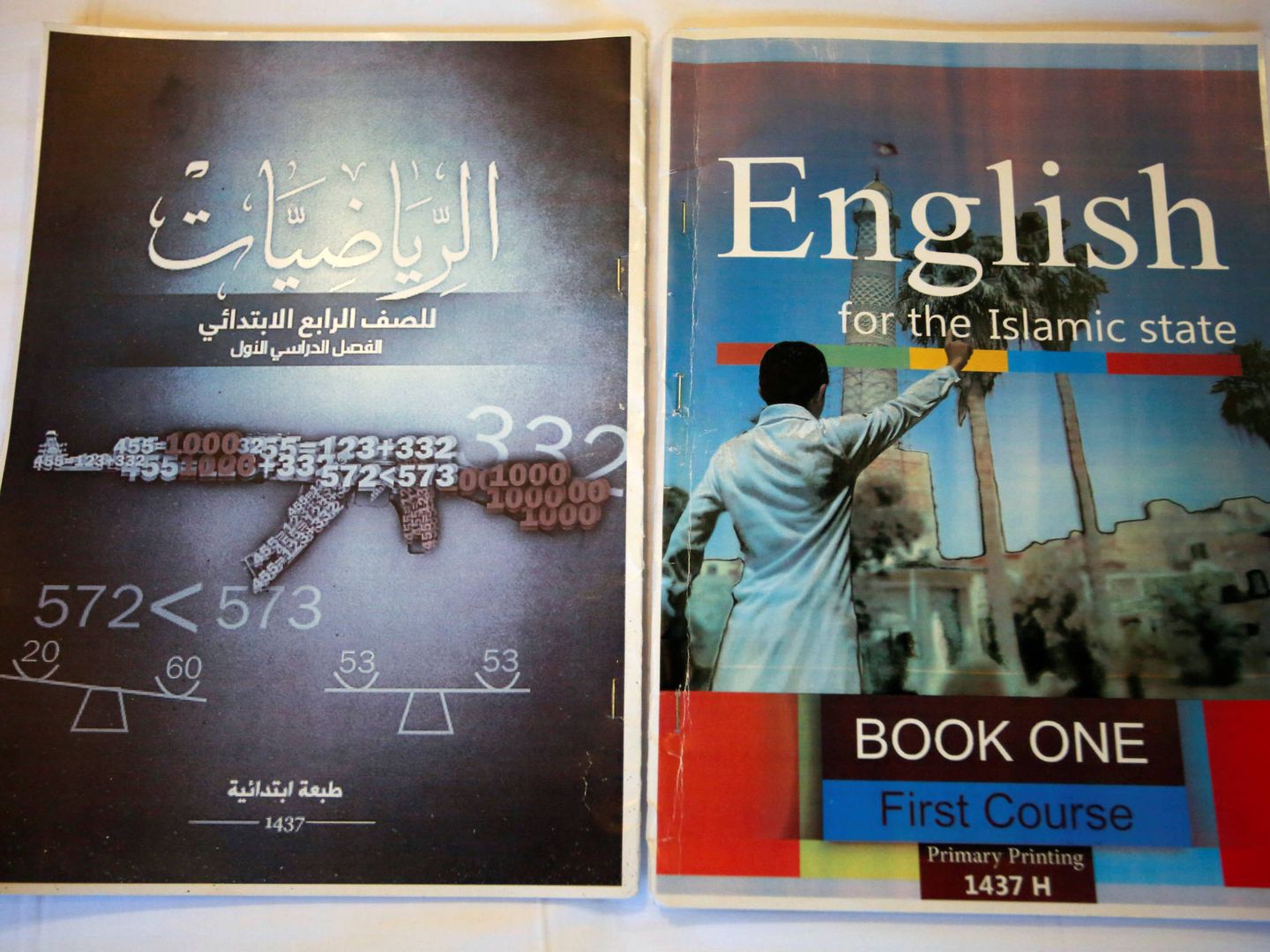 Un libro de matemáticas y otro de inglés encontrados en un centro de Daesh para niños combatientes, en Mosul, Irak. (Reuters)