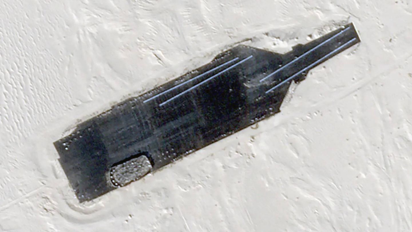 Fotografía por satélite de la reproducción china del nuevo superportaaviones Gerald Ford en el desierto de Gobi. (Planet Labs Inc.)