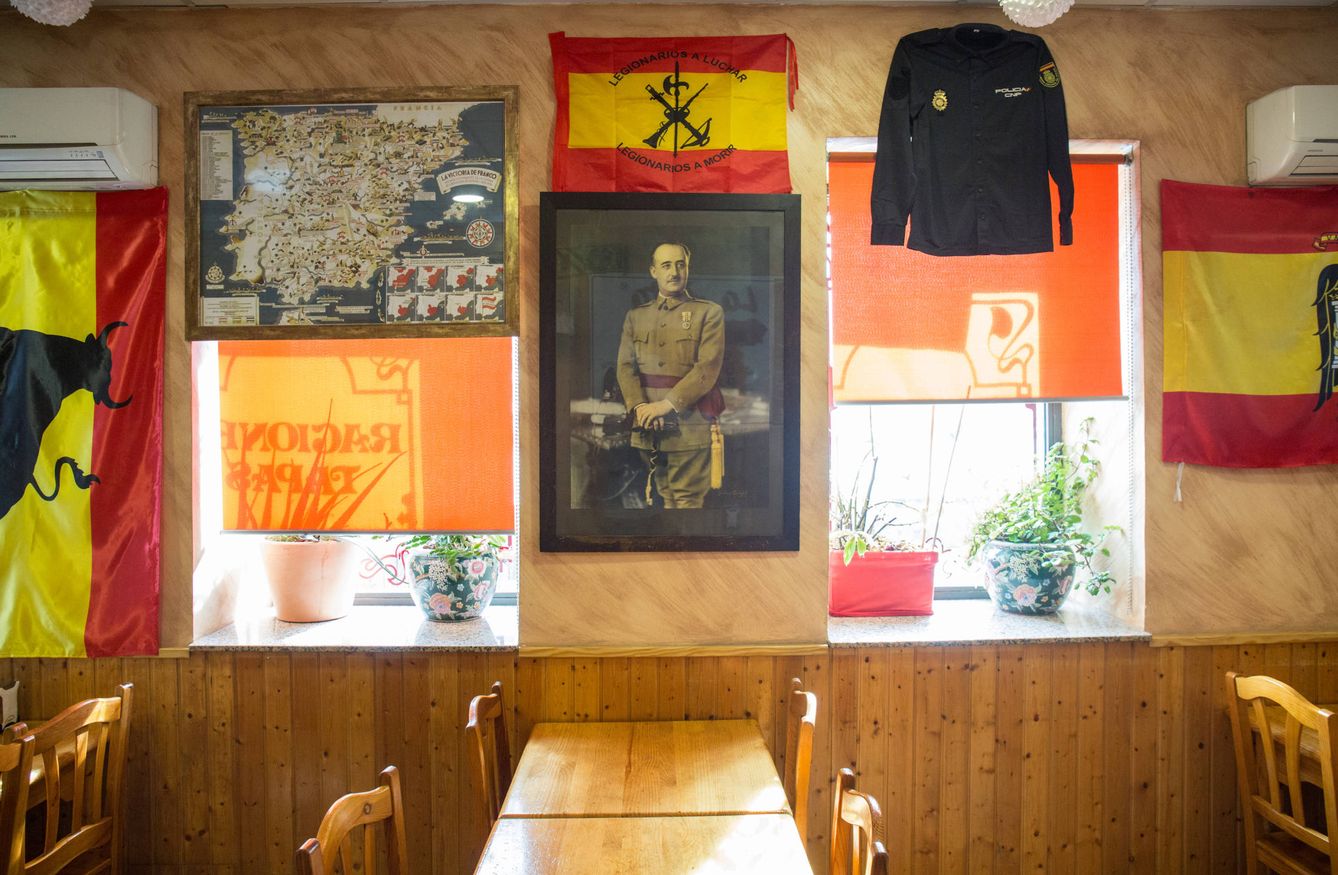 Una fotografía de Franco y un uniforme de la Policía Nacional, en el bar Oliva de Madrid. (D. B.)