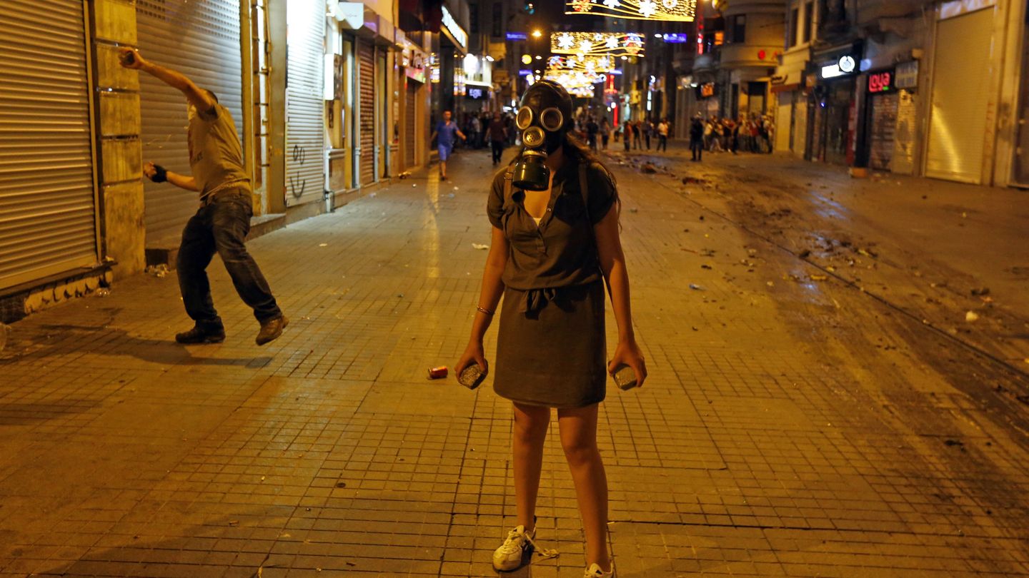 Una joven turca durante los disturbios del pasado junio cerca de la Plaza Taksim, en Estambul (Reuters). 