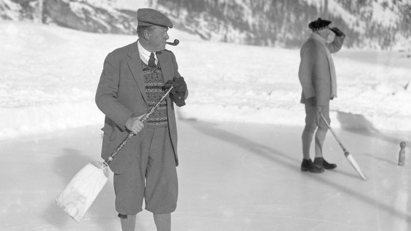 John Foster Fraser jugando al curling en 1928. (Getty/Brooke/Topical Press Agency)