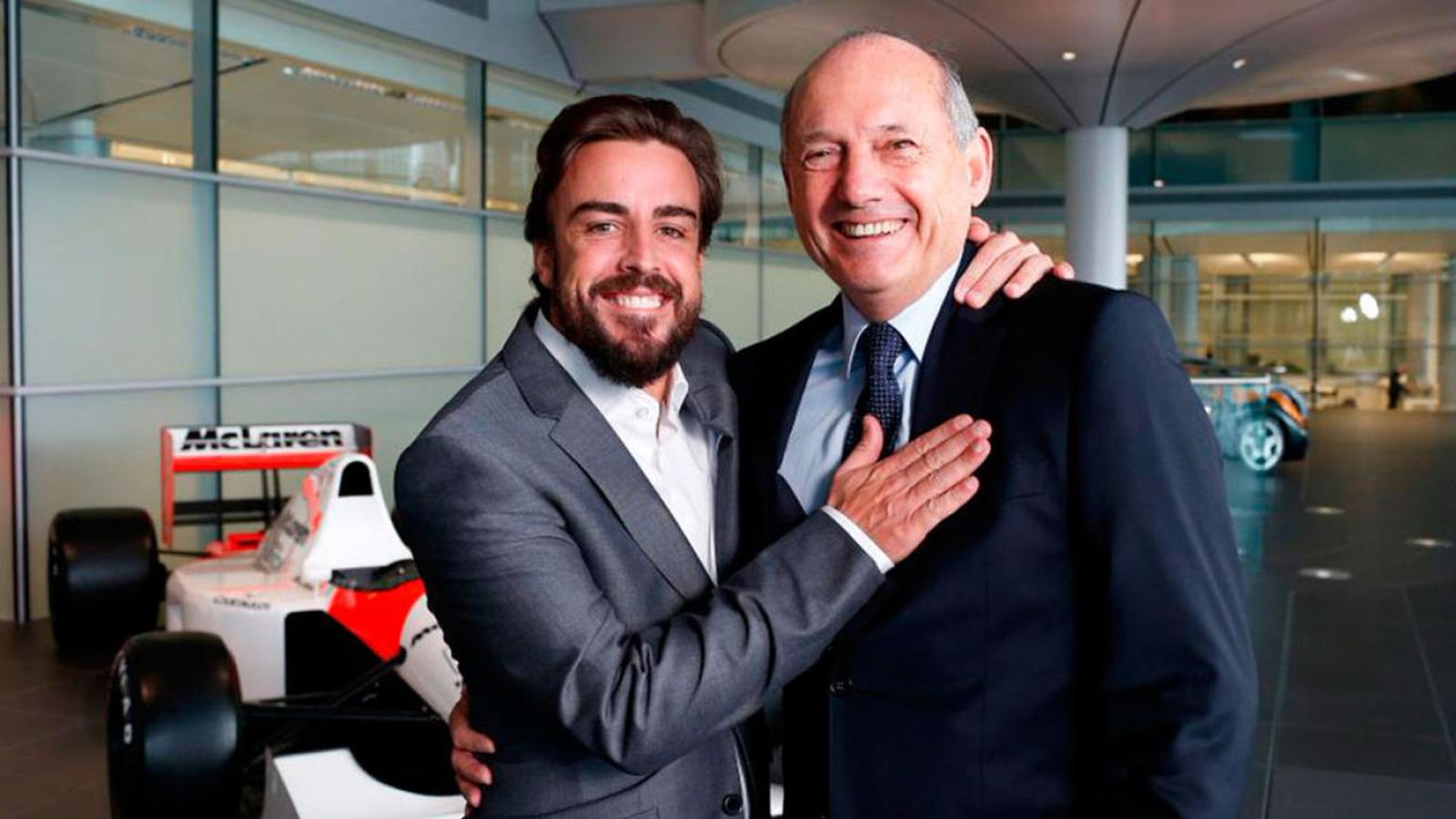Foto: Fernando Alonso en su presentación junto a Ron Dennis.