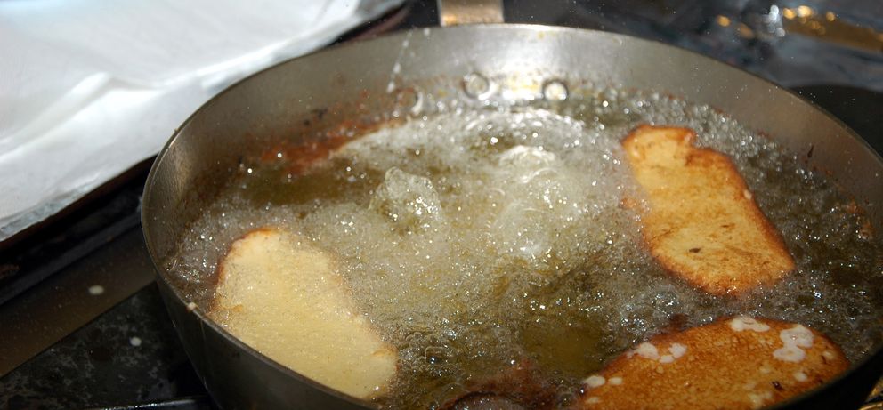 Para freír las torrijas el aceite debe tener una temperatura de unos 170 grados.