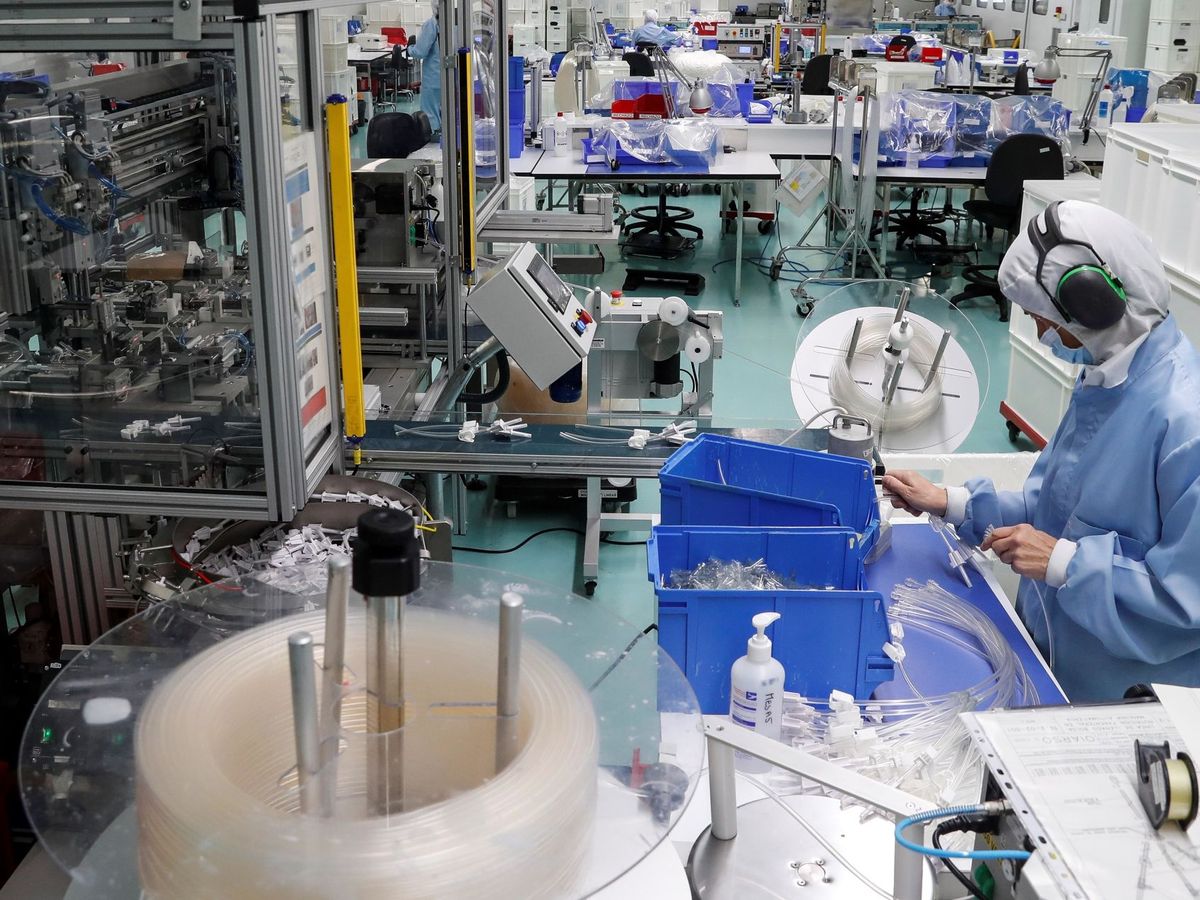 Foto: Una operaria trabaja en la planta de la empresa Bexen Medical en Hernani, que fabrica 60 M de mascarillas quirúrquicas por encargo del Gobierno. (EFE)