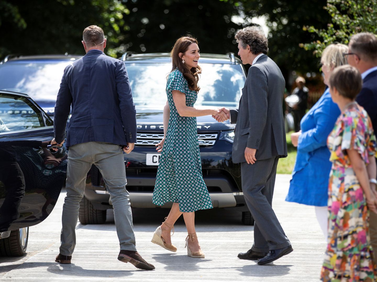 Kate Middleton, con vestido boho y alpargatas de Castañer. (Reuters)