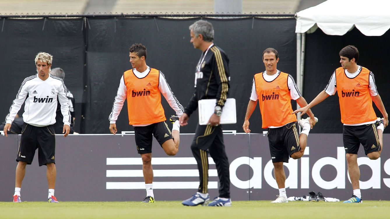 Foto: José Mourinho (c), junto a los jugadores del conjunto blanco, Fabio Coentrao (i), Cristiano Ronaldo (2i), Ricardo Carvalho (2d) y Kaká (d), durante un entrenamiento en verano de 2011.