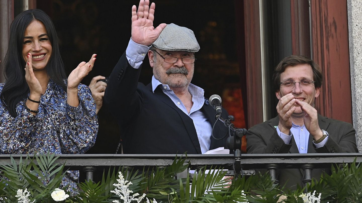 El actor Antonio Resines en el pregón de las Fiestas de San Isidro 2022 acompañado por el alcalde de Madrid, José Luis Martínez-Almeida; y la vicealcaldesa, Begoña Villacís. (EFE/Fernando Villar) 