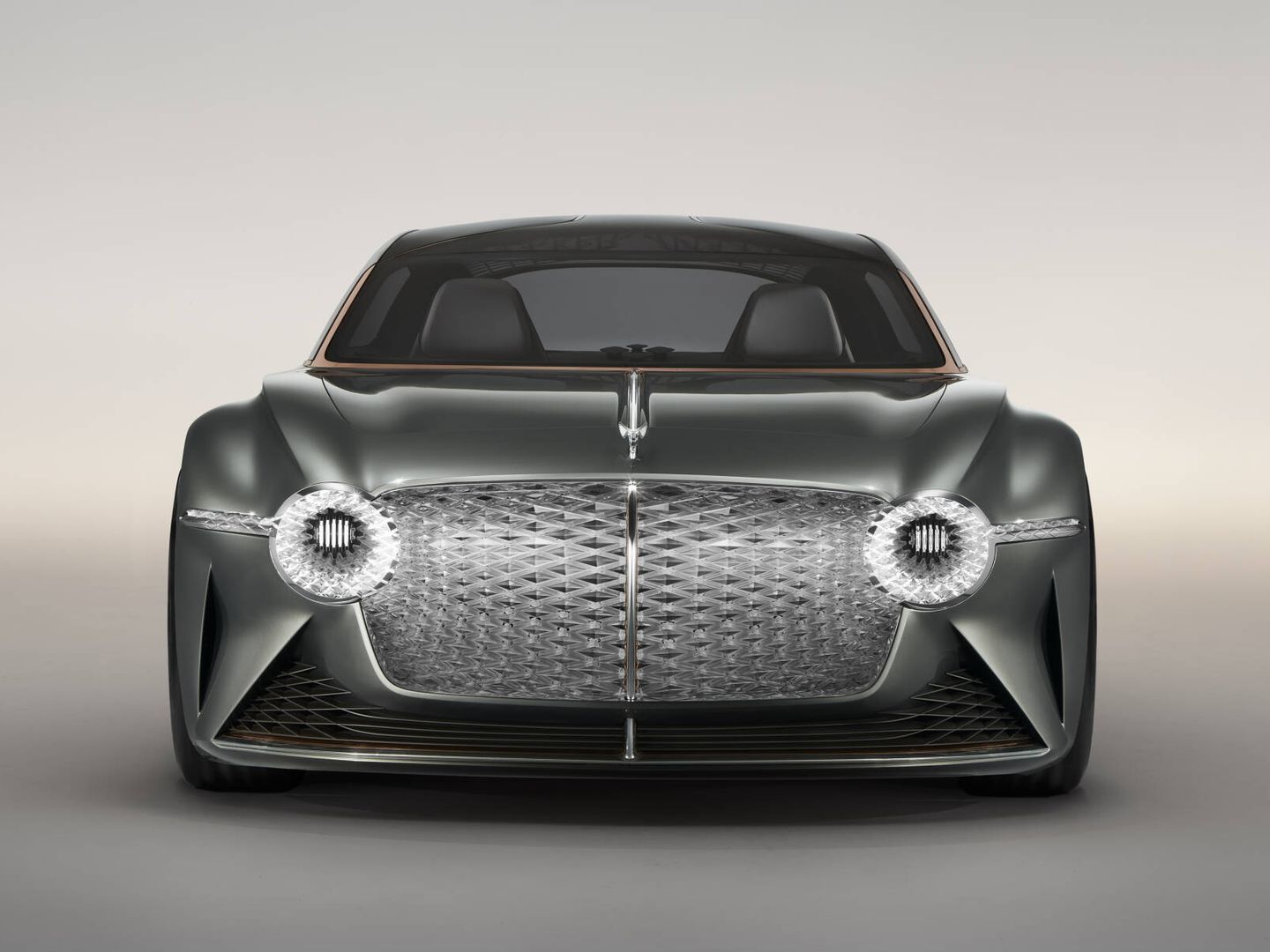 El Bentley eléctrico tendrá una potencia de 1.400 CV, distribuida con sus cuatro ruedas.