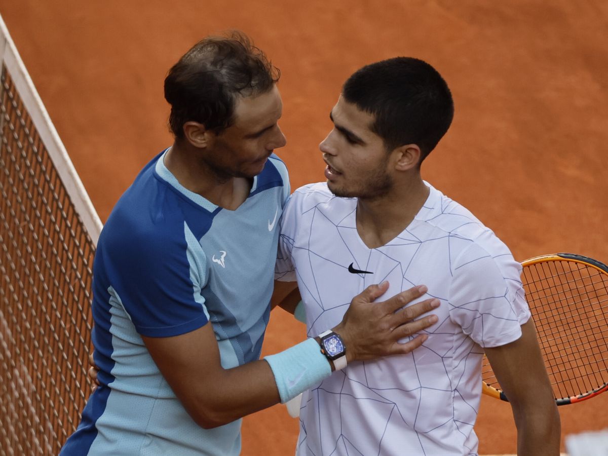 Foto: Carlos Alcaraz y Rafa Nadal, en el Mutua Madrid Open 2022. (EFE/Juanjo Martín)