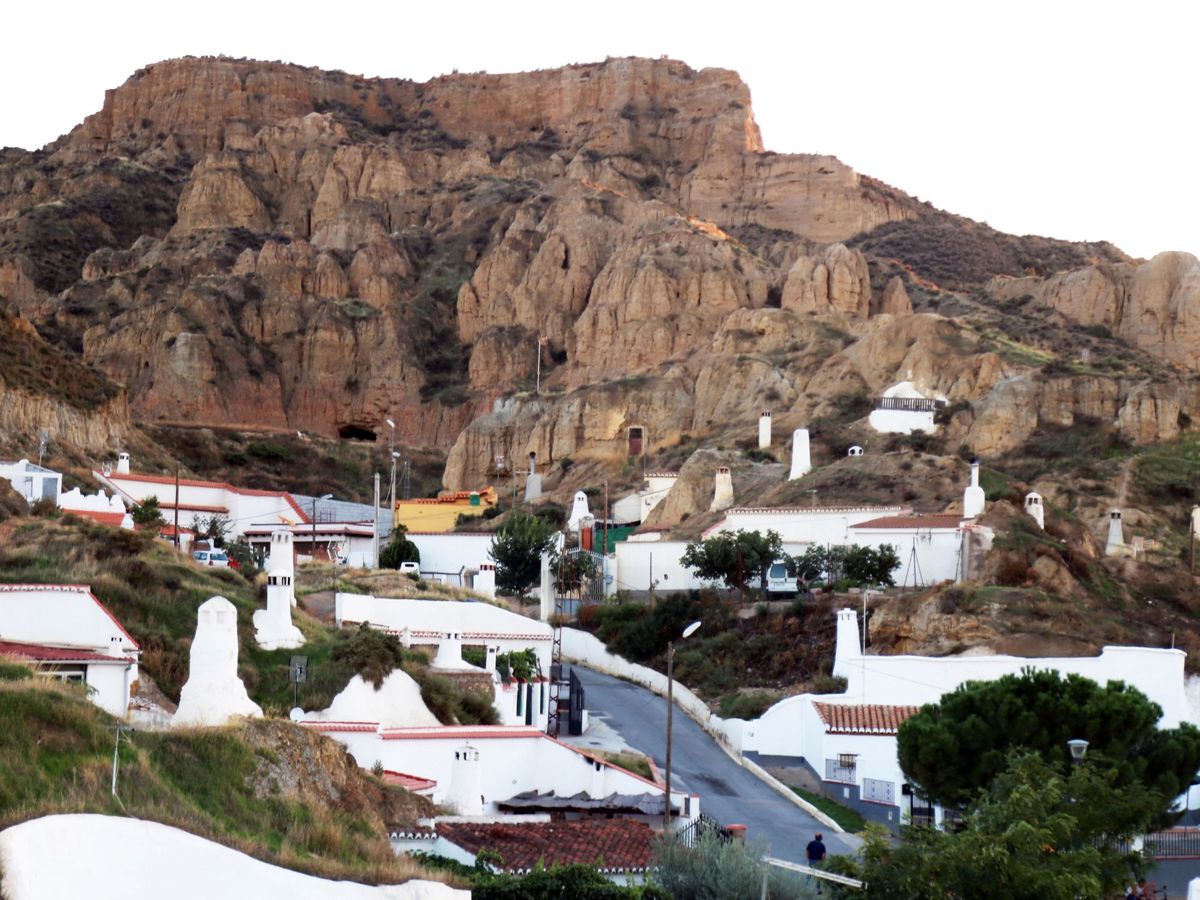 Foto: Vista de Guadix, uno de los municipios de Granada que atesora casas cueva. (EFE/Pepe Torres)