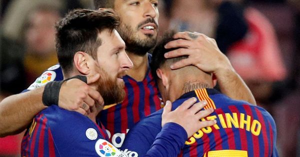 Foto: Messi, Luis Suárez y Coutinho se abrazan tras un gol del FC Barcelona. (EFE)