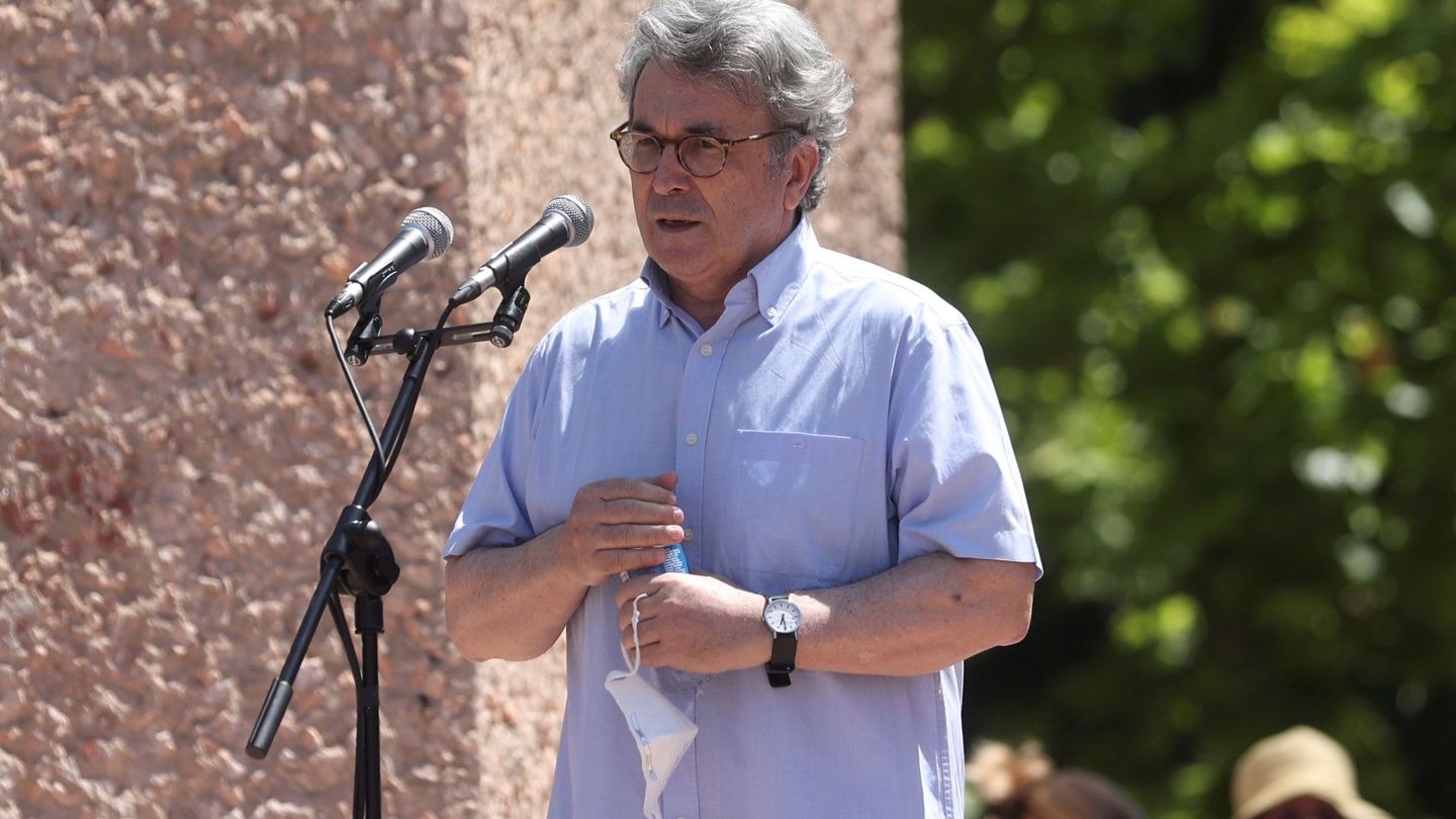Andrés Trapiello, durante su intervención en la concentración. (EFE)