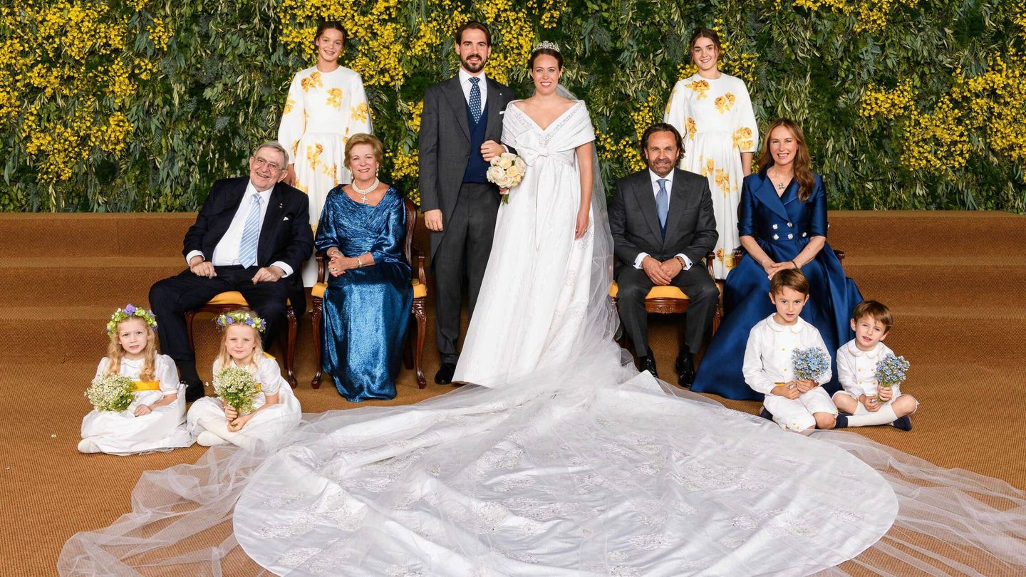 Foto oficial de la boda de Philippos de Grecia y Nina Flohr. Amelia y Ana María, con vestido de flores amarillas. (CP) 
