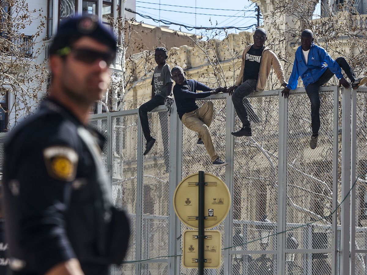 Foto: La simulación de cuatro inmigrantes en la Falla Municipal de la plaza del Ayuntamiento. (Europa Press/Rober Solsona)