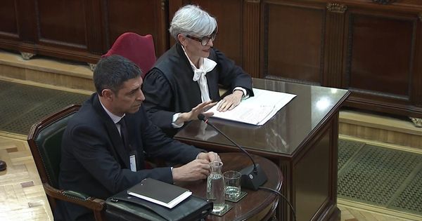 Foto: Josep Lluís Trapero, jefe de los Mossos d'Esquadra durante el 1-O, y su abogada, Olga Tubau (d) en la sesión del juicio. (EFE)