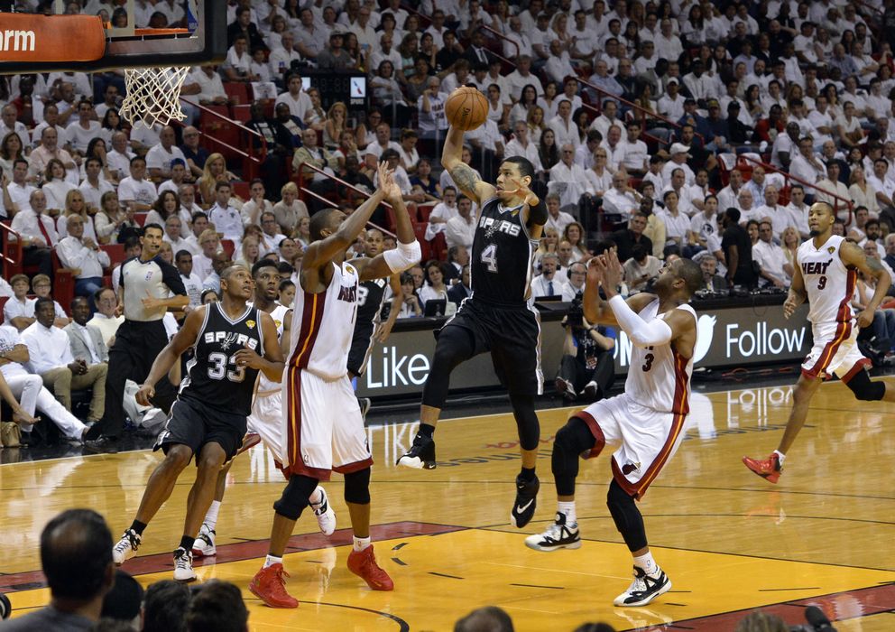 Foto: Danny Green penetra ante la oposición de Bosh y Wade durante el tercer partido de las Finales NBA (Reuters).